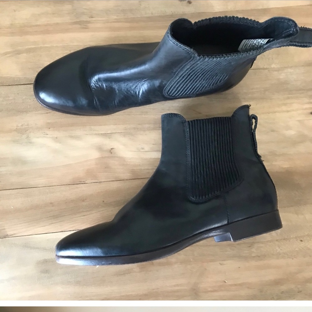 Ugg black leather bootie